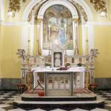 L�altare in marmo policromo � invece del XIX secolo e conserva al centro un tabernacolo sormontato da un grande timpano